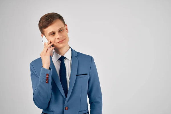 Homme d'affaires dans un costume avec une cravate parler au téléphone un fonctionnaire — Photo