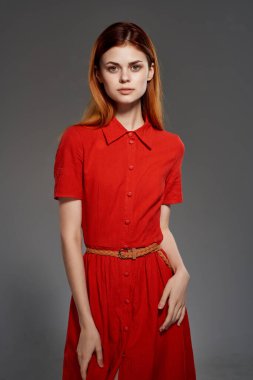 Kırmızı elbiseli neşeli kadın stüdyo tarzı şık.