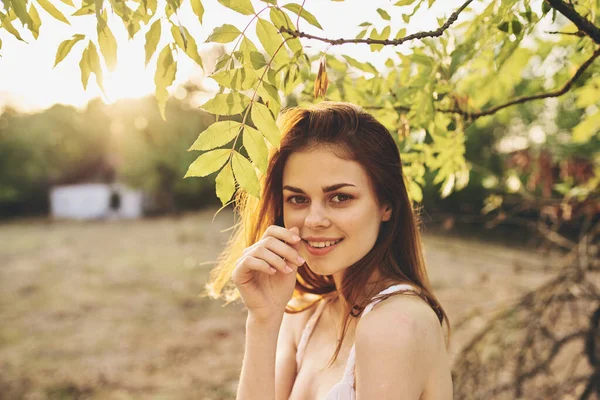 Hübsche Frau Glamour Natur posiert Sommer Nahaufnahme — Stockfoto