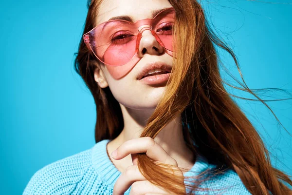 Mulher em uma camisola azul fundo azul — Fotografia de Stock