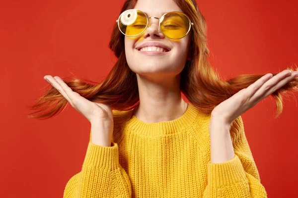 Veselá žena se žlutou čelenkou brýle módní dekorace studio — Stock fotografie