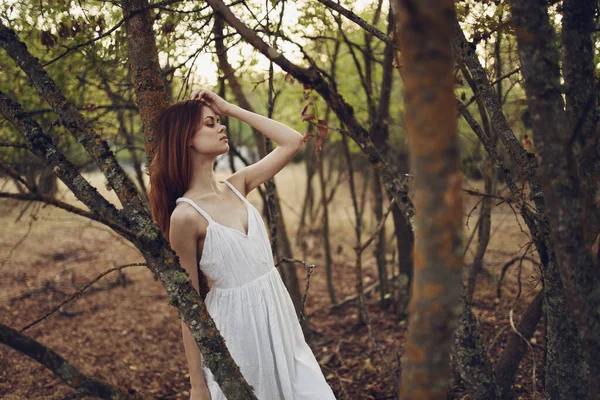 穿着白色衣服站在森林里的妇女 — 图库照片
