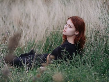 Doğada özgürce seyahat eden bir kadın.