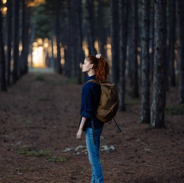 Bonita mujer excursionista mochila bosque naturaleza caminar libertad —  Fotos de Stock