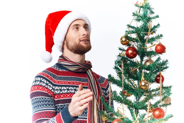 Homme émotionnel avec un arbre dans ses mains ornements vacances amusant fond isolé — Photo