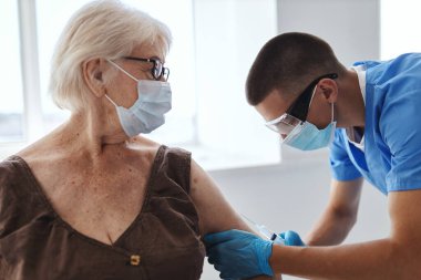 Doktor hasta hastane aşısına enjeksiyon yapıyor pasaport koronavirüs sağlık hizmetleri
