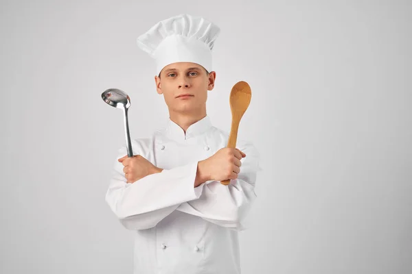 Chef émotionnel masculin avec ustensiles de cuisine travaillant dans un restaurant cuisine — Photo