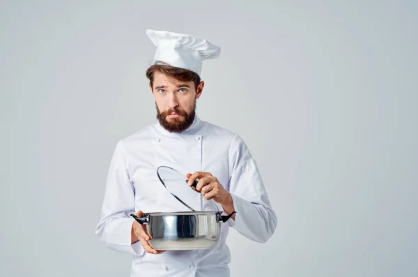 Homem em chefs uniforme restaurante gourmet cozinhar — Fotografia de Stock