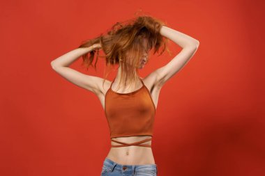 Kırmızı tişörtlü güzel kadın kot pantolon moda dekoru.