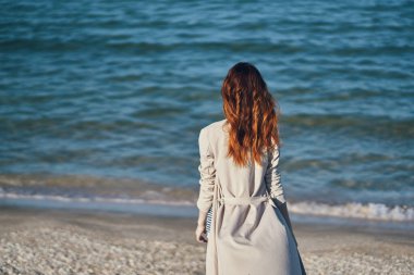 Neşeli, güzel bir kadın. Temiz hava seyahati.