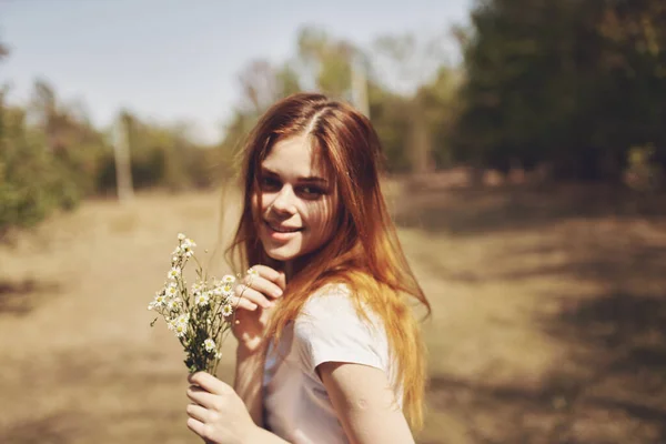 Frau mit Blumen Natur Lifestyle Sommer — Stockfoto