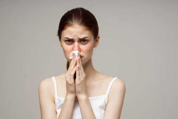 Mulher doente gripe infecção vírus problemas de saúde luz de fundo — Fotografia de Stock