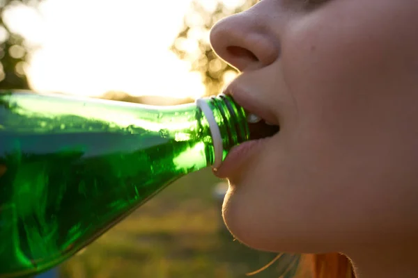 Vidám nő a természetben iszik vizet egy üveg frissítő ital — Stock Fotó