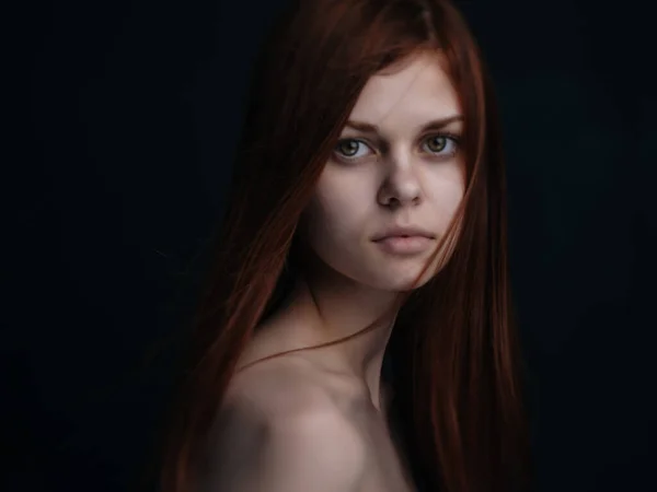 Csinos vörös hajú nő csupasz vállak stúdió tiszta bőr — Stock Fotó