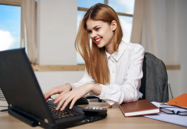 Ділова жінка в окулярах на робочому столі секретар ноутбука працює — стокове фото