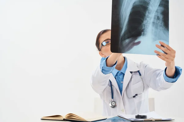 Рентгенологічні дослідження жіночої лікарської клініки — стокове фото