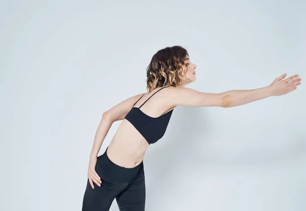 Mujer en deportes uniforme ejercicios fitness figura delgada — Foto de Stock