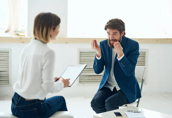 Donna consulta uomo psicologia depressione comunicazione lavoro — Foto Stock