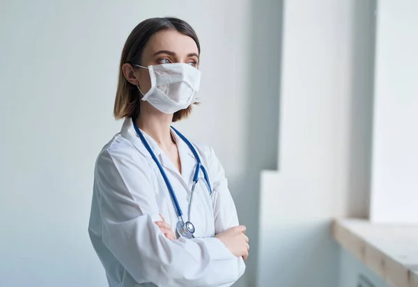 Pielęgniarka w białym płaszczu maska medyczna szpital — Zdjęcie stockowe