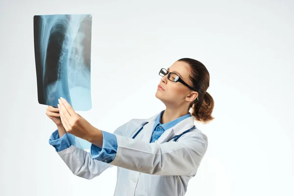 Медсестра з рентгенівською охороною здоров'я ізольований фон — стокове фото