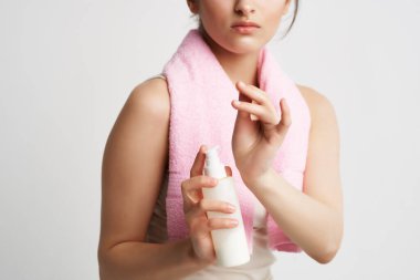 Omuzlarında pembe havlu olan kadın sonbahar cilt bakımı dermatolojisi