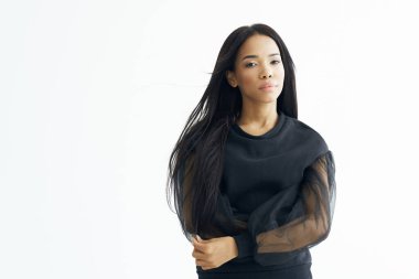 Güzel kadın Afrikalı görünümlü siyah elbise kozmetik moda aydınlığı arka planı