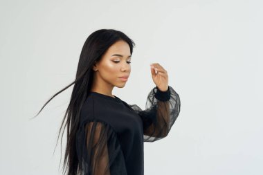 Çekici Afro-Amerikan koyu renk uzun saç makyajı manzarası