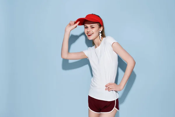Веселая молодая женщина в красной кепке моды летний стиль студии Glamor — стоковое фото