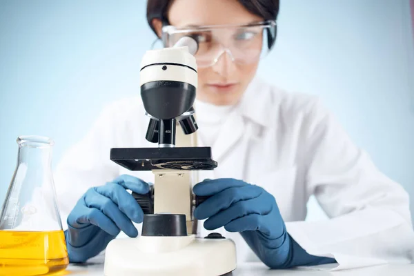 Mulher de casaco branco laboratório microscópio trabalho ciência pesquisa — Fotografia de Stock