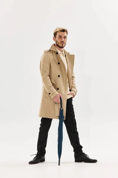 Чоловік в пальто з парасолькою в руках аксесуари чоловічий стиль — стокове фото