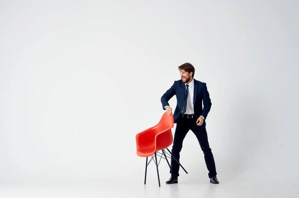 Homem de negócios segurando escritório de finanças mesa vermelha fundo isolado — Fotografia de Stock