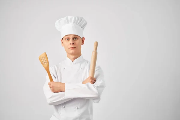 Mannelijke chef-kok keukengerei koken professionele lichte achtergrond — Stockfoto