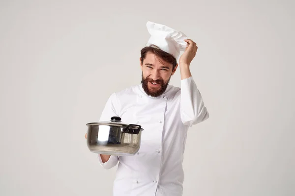 Chef masculino com uma panela em suas mãos cozinhar comida serviço de trabalho — Fotografia de Stock