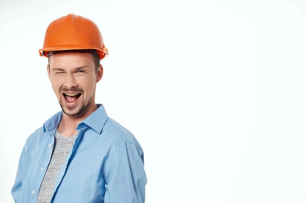 Homem na construção uniforme profissional trabalho luz fundo — Fotografia de Stock