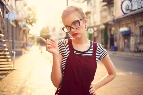 Frau mit kurzen Haaren trägt im Sommer Brille — Stockfoto