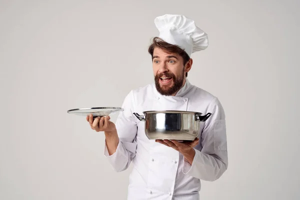 Cheerful chef masculino com uma panela em suas mãos fornecendo trabalho de serviço em um restaurante — Fotografia de Stock