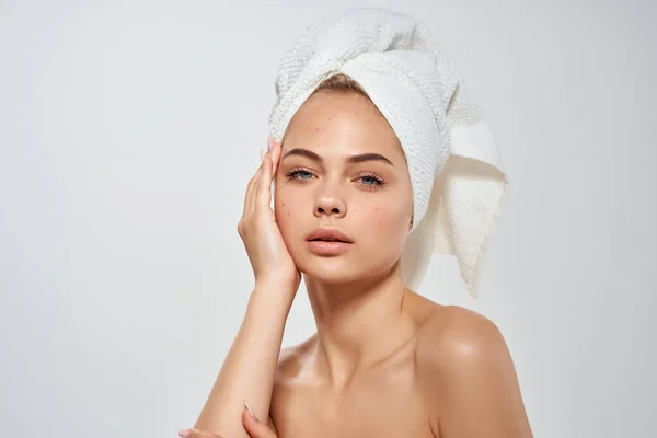 頭の上にタオルを持つ女性｜健康皮膚科ケア — ストック写真