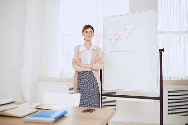 Geschäftsfrau im Büro Arbeitszeitvorstellung — Stockfoto