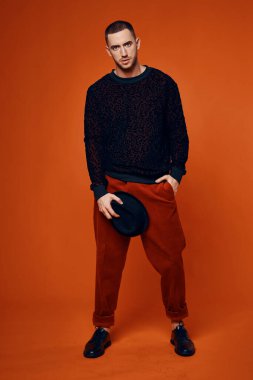 Moda adamı özgüveni modern sokak tarzı izole edilmiş arka plan