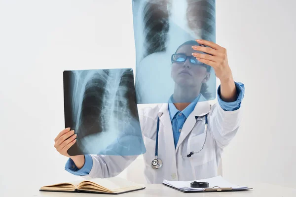 Nő orvos radiológus szakmai munka röntgen diagnosztika — Stock Fotó