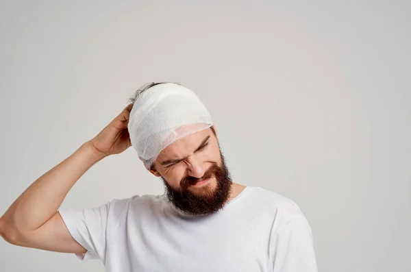 Muž hlava a paže zranění zdraví problémy světlo pozadí — Stock fotografie