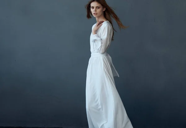 Mujer Vestida Blanco Posando Sobre Fondo Oscuro Foto Alta Calidad — Foto de Stock