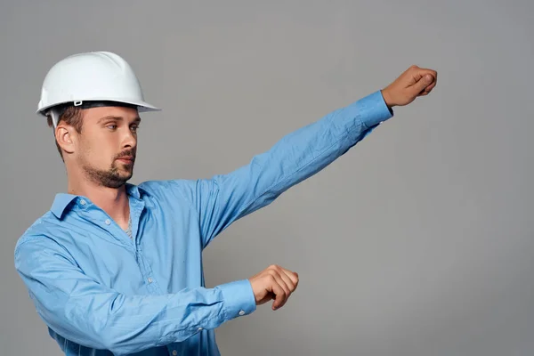 Emocjonalny człowiek w branży budowlanej hełm inżynier pracy — Zdjęcie stockowe