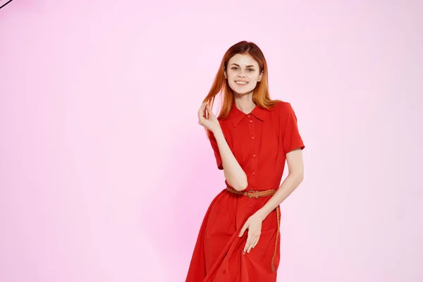 Γυναίκα Κόκκινο Φόρεμα Που Ποζάρει Ροζ Φόντο Υψηλής Ποιότητας Φωτογραφία — Φωτογραφία Αρχείου