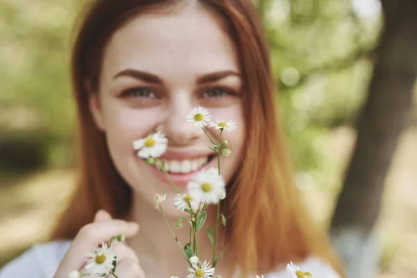 Donna Allegra Con Fiori Natura — Foto Stock