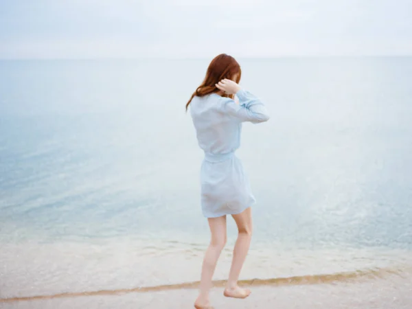 Woman Dress Walking Beach — Stock Photo, Image
