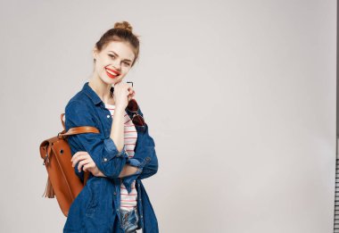 Sırt çantası modayla poz veren bir kadın.