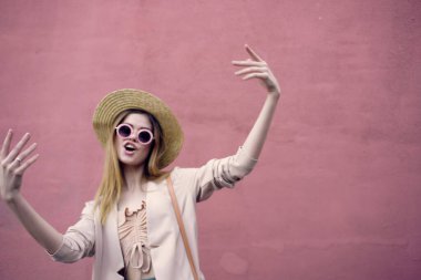 Kadın açık hava yürüyüşü moda yaz duvarı pembe yaşam tarzı