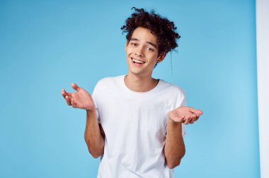 Saçları taranmış kıvırcık saçlı, mavi arkaplan.