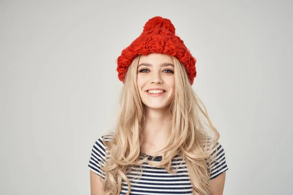 Ξανθιά με ριγέ T-shirt Red Hat crop view glamor — Φωτογραφία Αρχείου